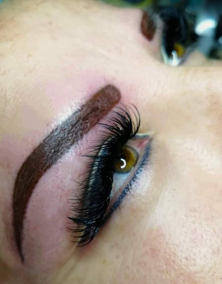 Diseño en tonos nude y acabado brillante